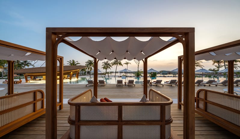 indian-ocean-holidays-maldives-centara-grand-lagoon-maldives-coco-drift-deck